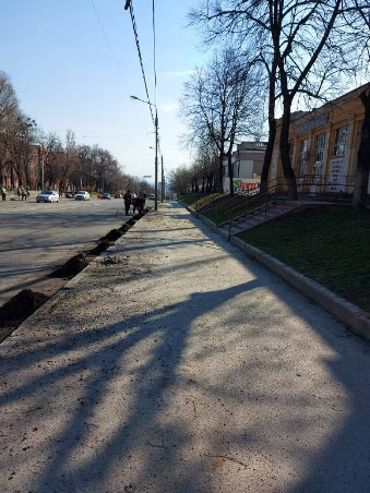 В Харькове приводят в порядок дороги после зимы